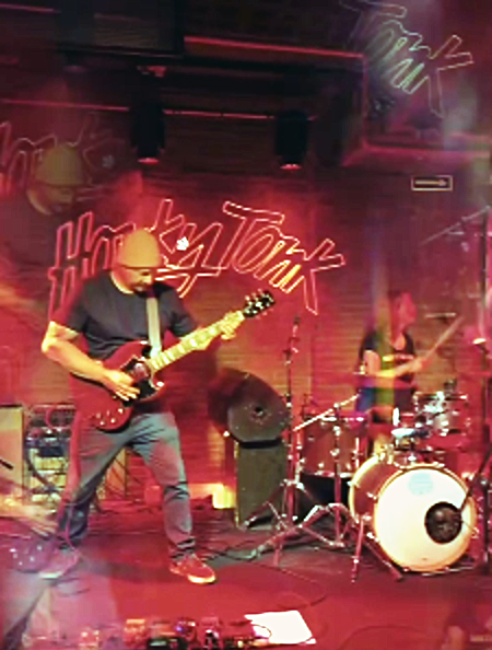 Guitarrista no palco do Honky Tonk