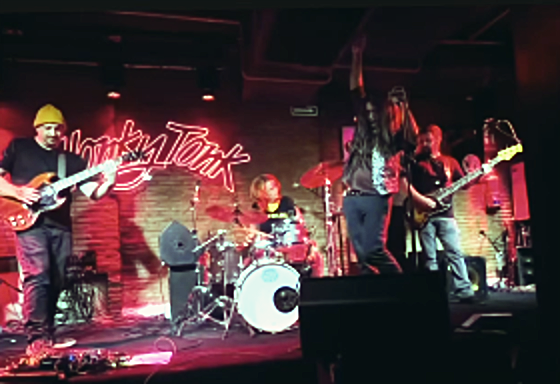 Firedogs tocando no Honky Tonk em Madrid