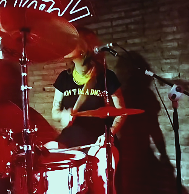 Bateria em cena vermelha no Honky Tonk
