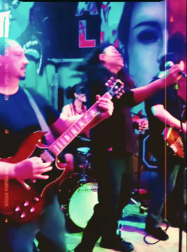 Duas guitarras lado a lado no palco