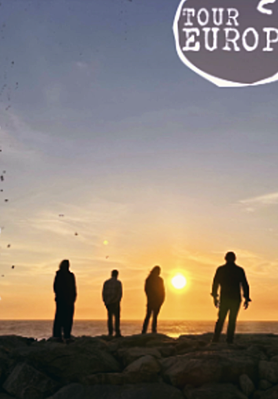 Silhuetas da banda diante do mar ao entardecer