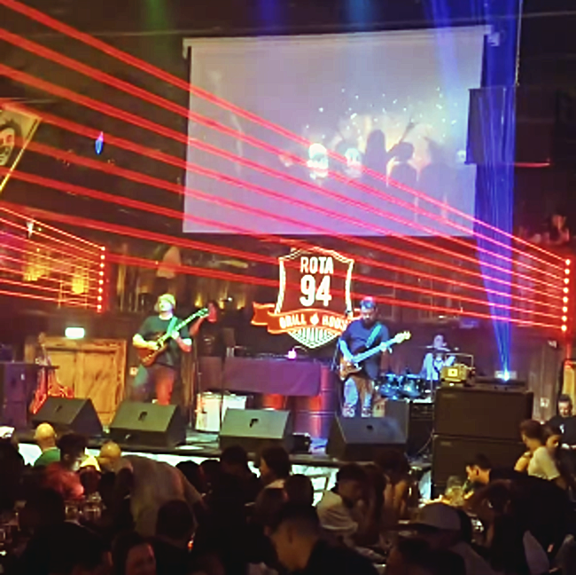 Firedogs no palco do Rota 94 sob lasers vermelhos